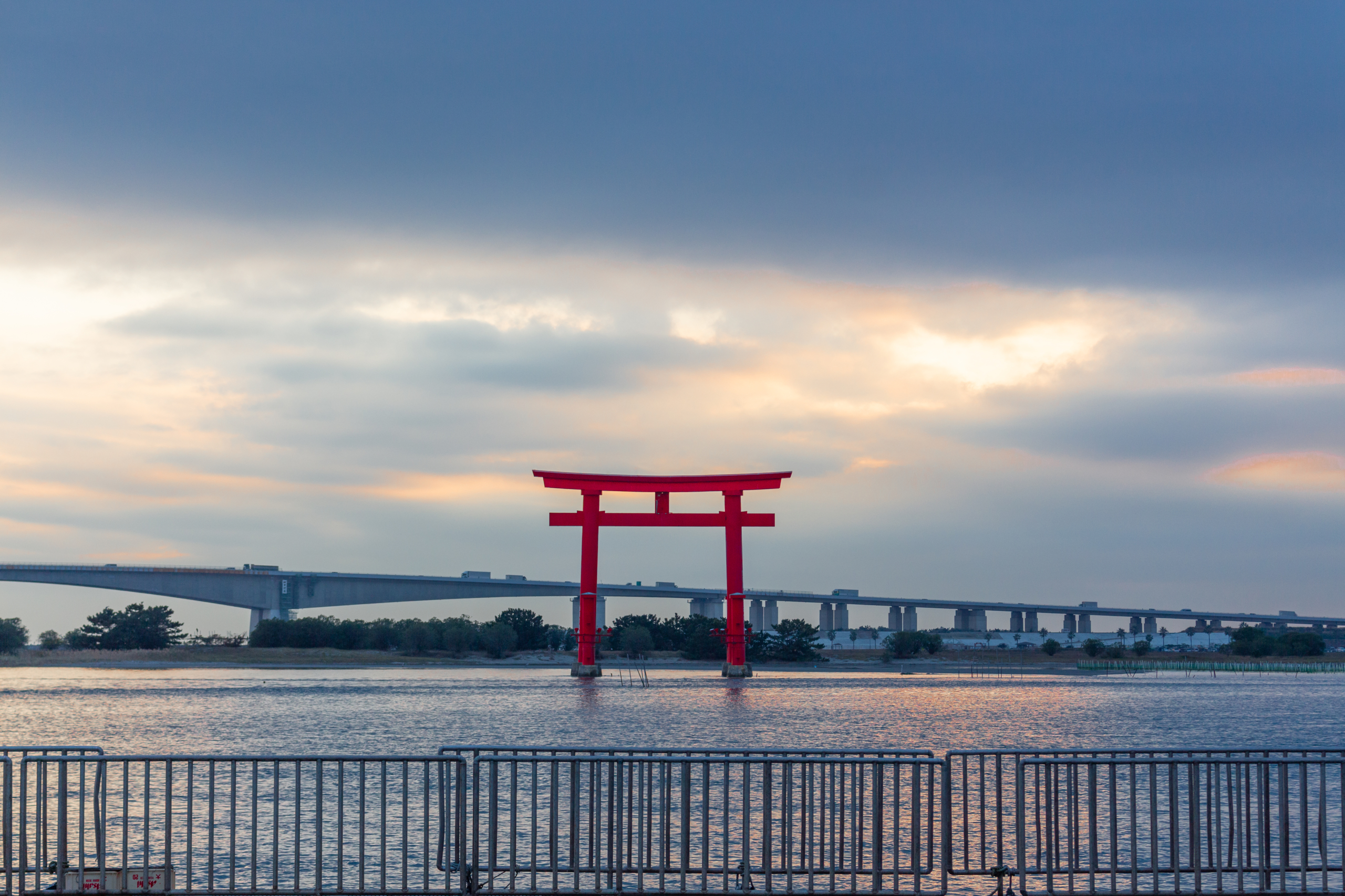 幻想的 1日の終わりに 弁天島海浜公園 から見える赤い夕日と赤鳥居 とれタビ